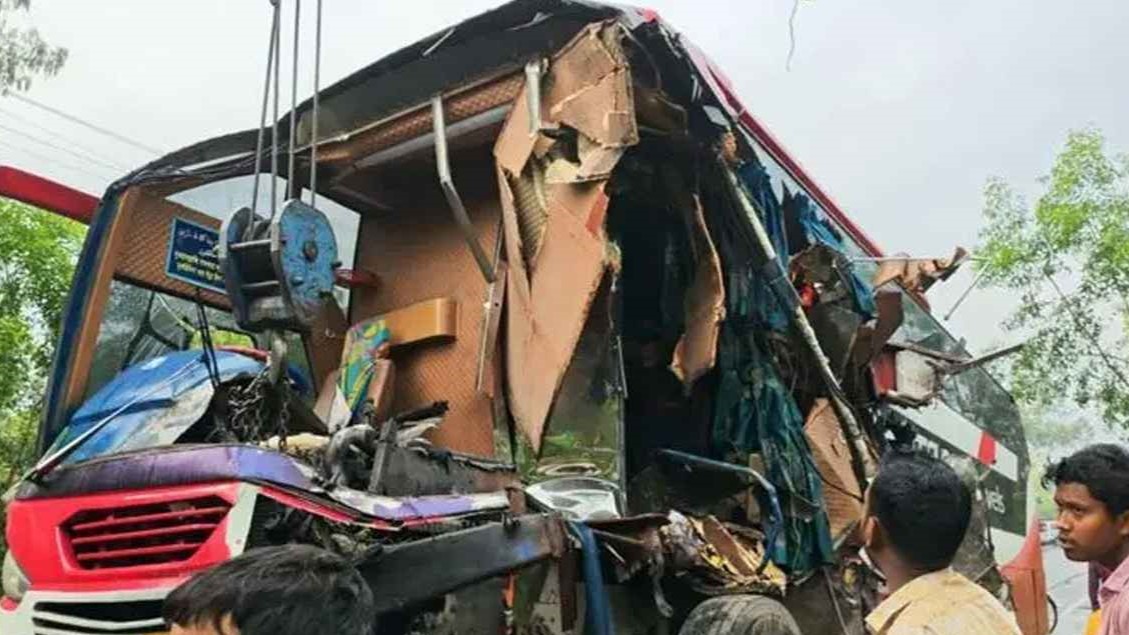 দিনাজপুরের বিরামপুরে বাস-ট্রাক সংঘর্ষে নিহত ২